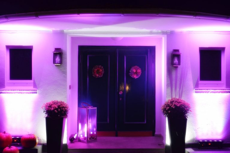 Bild zeigt den Eingang der Location bei Nacht mit pinker Beleuchtung