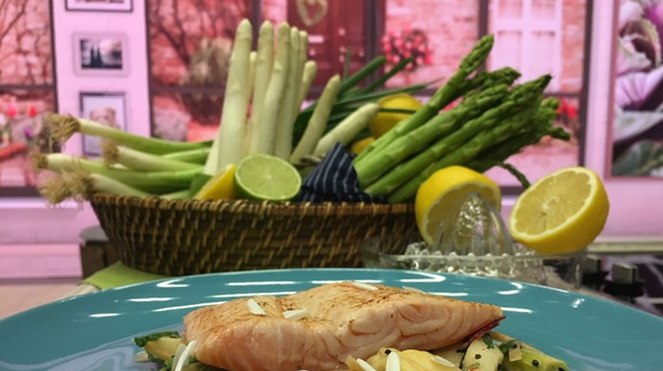 Link zu WDR HierundHeute und dem Rezept: Geflämmter Lachs mit Salat aus Rhabarber, grünem Spargel und Frisée